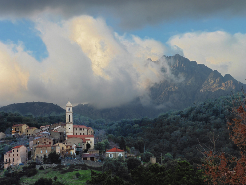 Corte dans la Corse montagneuse