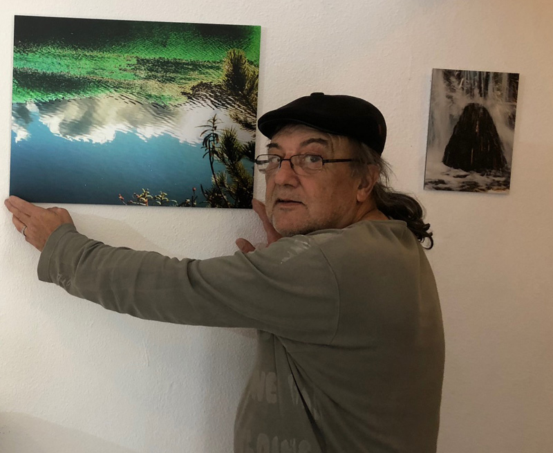 Jean-Marc Talamoni présentant l'exposition de Doris Kneller à Montpellier